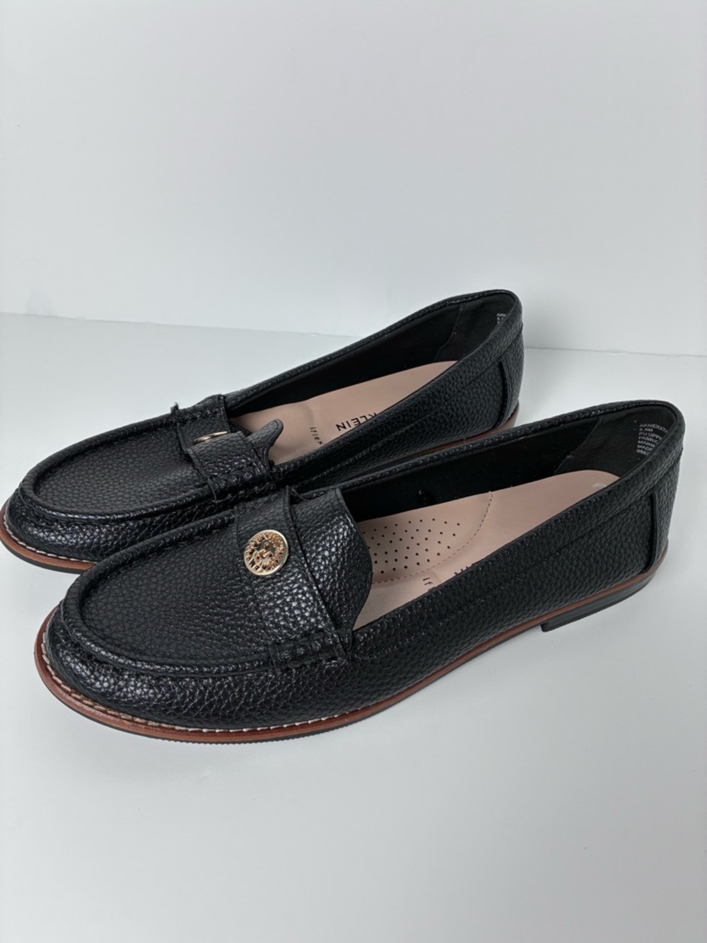 Anne Klein Black Pebbled Slip-On Loafers Gold-Tone Medallion Women’s Size 8.5